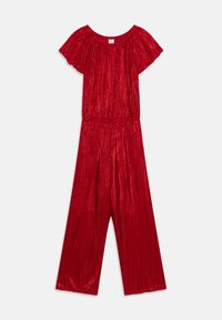 Une combinaison rouge en tissu plissé brillant, avec des manches courtes volantées et une coupe décontractée. Elle présente une taille cintrée et des jambes larges et fluides.