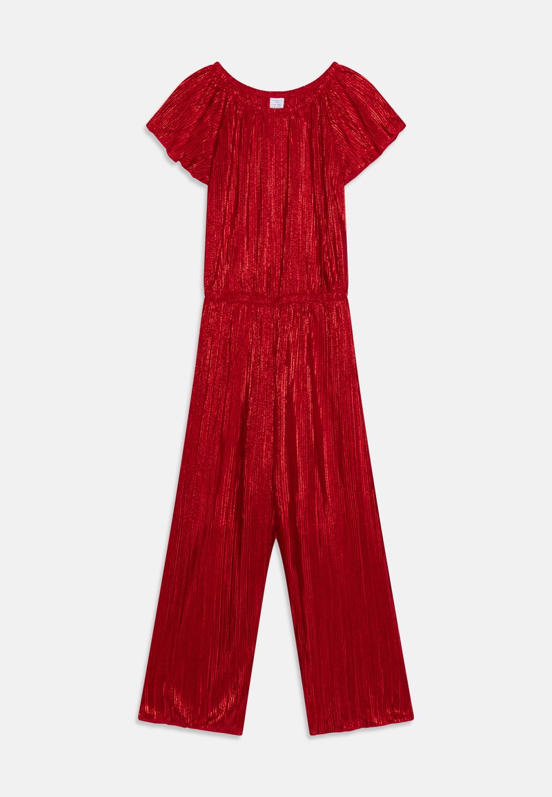 Une combinaison rouge en tissu plissé brillant, avec des manches courtes volantées et une coupe décontractée. Elle présente une taille cintrée et des jambes larges et fluides.