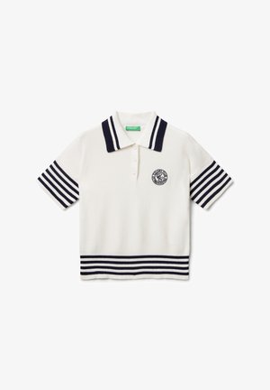 Weißes kurzärmliges Poloshirt mit schwarzen Streifen an Kragen, Ärmeln und Saum sowie einem runden gestickten Logo auf der linken Brust.