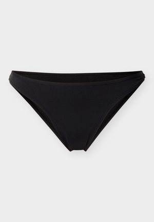 Μαγιό σλιπ για μαύρες γυναίκες με απλό, χαμηλόμεσο κόψιμο και λείο ύφασμα σε απλό ανοιχτό φόντο.