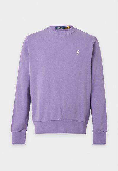 Λιλά φούτερ με μακριά μανίκια και στρογγυλή λαιμόκοψη, με μικρό λευκό λογότυπο Polo Ralph Lauren στο αριστερό στήθος και ριμπ λεπτομέρειες στα μανίκια και στο τελείωμα.