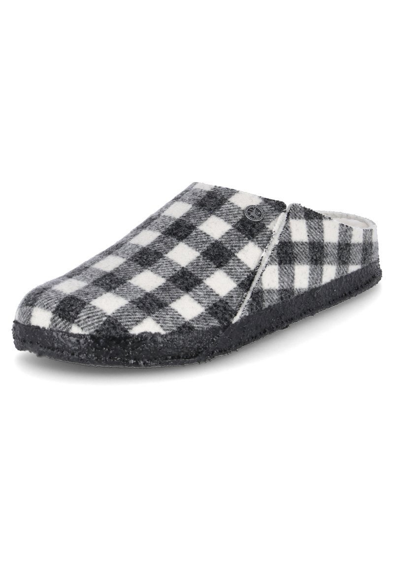 Čierno-biele kárované šľapky na slip-on s mäkkým textilným zvrškom, okrúhlou špičkou a gumovou podrážkou pre lepšiu trakciu a odolnosť.