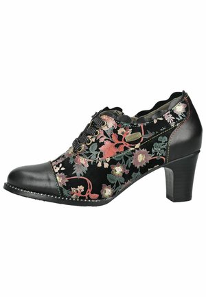 Schwarzer Lederabsatzschuh mit floralem Stoff, Schnürung vorne, wellenförmiger Kante und mittelhohem Blockabsatz.