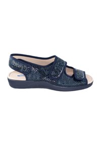 Sandalia azul marino con parte superior de malla, dos correas de velcro ajustables y una plantilla acolchada. Presenta una suela de perfil bajo para mayor comodidad.