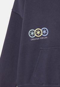 Sweat-shirt marine avec poche frontale, présentant trois cercles colorés avec des formes d'étoiles et le texte "CREATIVE FOR LIFE" en dessous.