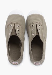 Alyvuogių spalvos drobės bateliai be užsegimo su baltais guminais kulnais. Yra sidabriniai akių štankiai ir struktūrizuota vidinė padas. Minimalistinis dizainas be raištelių.