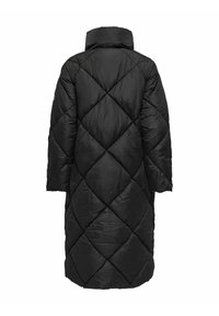 Juodas margintas ilgas paltas su aukštu apykakle, turintis deimanto raštą ir per didelius, laisvus rankovės. Lygus, blizgus audinio tekstūra.