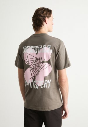 Mads Nørgaard FRODE DIGITAL MYSTERY TEE - T-shirt print - bungee cord
