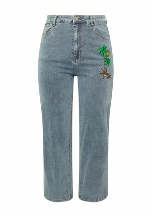 Hellblaue Jeans mit weitem Bein, hohem Bund und besticktem tropischen Design mit Palmen, einer Sonne und einem Leoparden am rechten Oberschenkel.