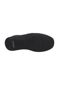 Semelle de chaussure en caoutchouc noir avec une surface texturée présentant des motifs ondulés, des bords droits et un petit logo sur le côté.