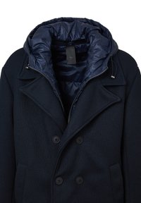 Cappotto blu navy in stile peacoat con texture a coste, design doppiopetto, ampi rever e cappuccio con rivestimento in seta e chiusura a zip.
