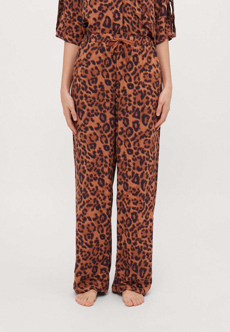 Wijd uitlopende broek van zachte stof in een bruine tint met een zwart luipaardpatroon, voorzien van een elastische tailleband met een koord.