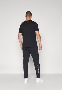 Hummel ELEMENTAL TAPERED PANTS - Joggebukse - black