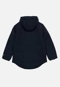 Tummansininen puhvijakku hupulla, jossa on tikattu rakenne ja viistokuvio takana. Hihoissa on logo lähellä rannetta.