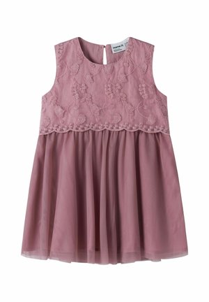 Robe rose poussiéreuse sans manches avec des motifs floraux brodés sur le corsage et une jupe transparente froncée avec une doublure en dessous.