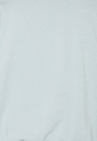 Jasnoniebieska bawełniana tkanina o gładkiej fakturze, z minimalistycznym wzornictwem i bez widocznych wzorów ani akcentów.