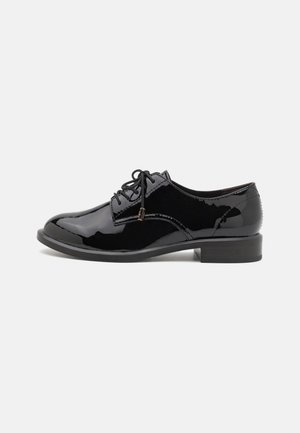 Chaussures à lacets en cuir verni noir avec une finition lisse, un bout arrondi et un petit talon bloc. Présentent des coutures discrètes et des détails en dentelle.