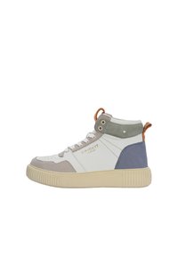 High-Top Sneaker aus weißem Leder mit grauen Wildlederelementen und einem blauen Einsatz. Gummisohle, runde Schnürsenkel und goldfarbenes Logo-Detail an der Seite.