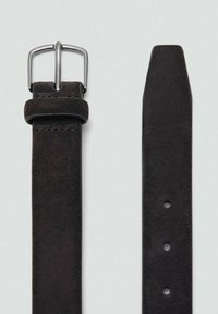 Cintura in suede marrone scuro con fibbia in metallo argentato. La cintura presenta una texture liscia e cinque fori per la regolazione, con una forma affusolata all'estremità.