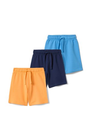 Tres pares de pantalones cortos para niños con cintura elástica y cordones en amarillo, azul marino y azul cielo, dispuestos superpuestos sobre un fondo blanco.