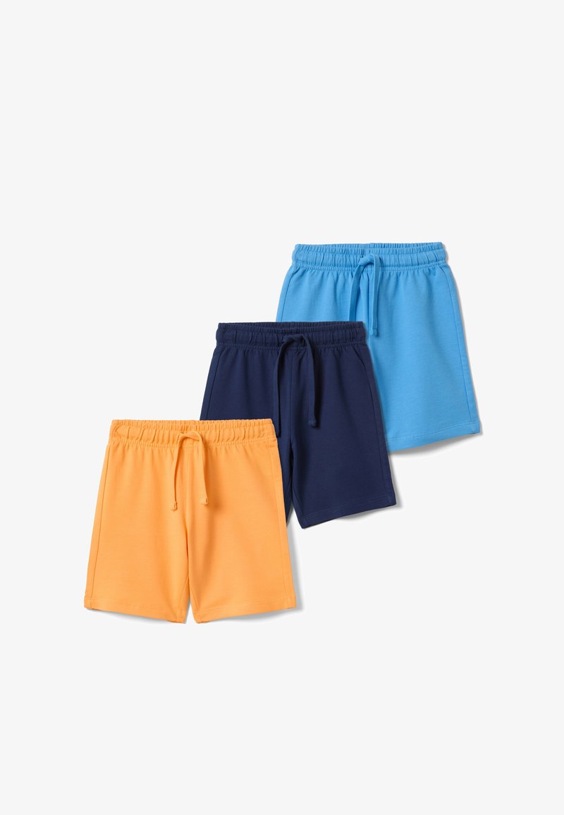 Tres pares de pantalones cortos para niños con cintura elástica y cordones en amarillo, azul marino y azul cielo, dispuestos superpuestos sobre un fondo blanco.
