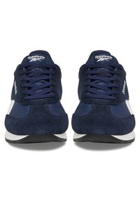 Granatowe zamszowe i tekstylne sneakersy z białym akcentem. Posiadają sznurowane zapięcie, wyściełany kołnierz i gumową podeszwę. Widoczne logo Reebok.