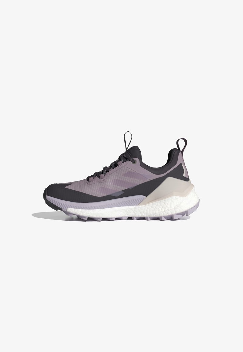 Ténis de corrida com uma combinação de roxo escuro, lavanda clara e branco. Parte superior texturizada com uma sola resistente e alça no calcanhar.