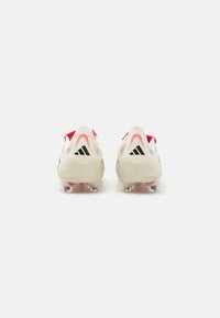 Adidas fodboldknopper i hvid med røde accenter og tre sorte striber. Tekstureret overdel og klar sål med stød for godt greb.