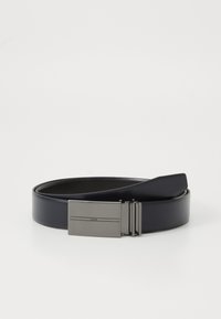 Marine lærbelte med en slank, matt svart metallspenne som har horisontale linjeaksenter. Glatt tekstur og et klassisk design.