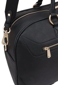 Zwarte leren handtas met een gestructureerde afwerking, gouden hardware, ritscompartimenten en een stevige schouderband aan de bovenkant.