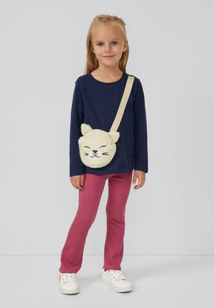 Marineblauwe longsleeve shirt, roze geribde broek en een crèmekleurige schoudertas in de vorm van een kat met een pluche textuur, zwarte gezichtsdetails en ronde oren.