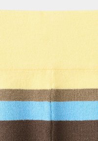 Gros plan d'un tissu tricoté avec des bandes de couleur horizontales jaune, marron, bleu clair et marron foncé avec une couture visible au centre.