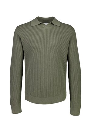 Pull en maille côtelée vert olive à manches longues, avec un col rabattu et une petite encoche en V au niveau de l'encolure.