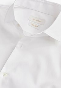 Witte dress shirt met brede kraag, knoopsluiting en labels die het merk Massimo Dutti en Italiaanse stof aangeven.