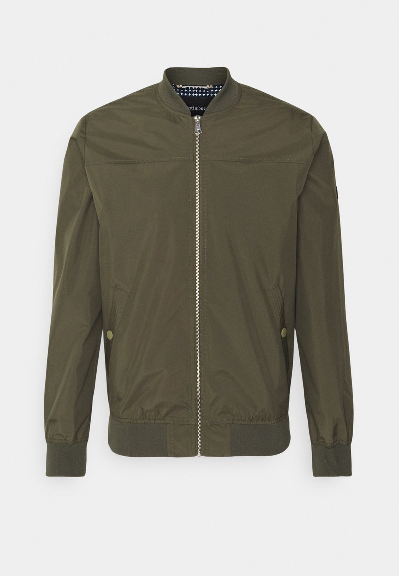 Olijfgroene bomberjas met een ritssluiting aan de voorkant, geribbelde manchetten en boord, zijzakken en een patroon aan de binnenvoering. Gladde, lichtgewicht stof.