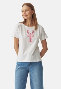 T-shirt en coton blanc avec un graphique de homard rose au centre. Manches courtes et coupe décontractée, idéale pour un style décontracté.