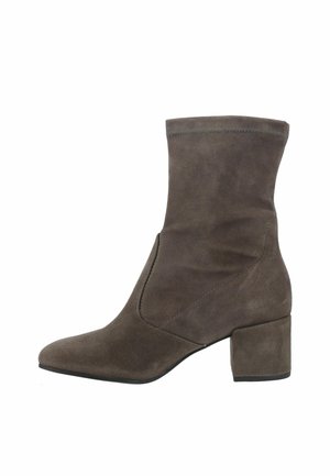 Mid-height suede ankle boot in taupe with rounded toe and block heel, seamless design and soft texture.