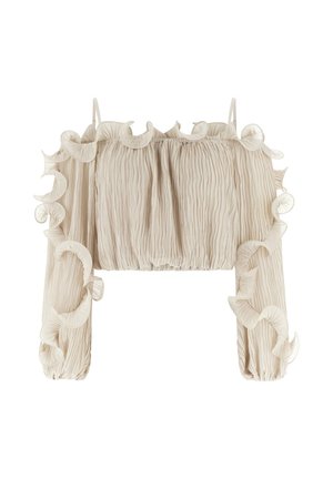 Blusa beige con spalle scoperte, volant, maniche lunghe e sottili spalline, tessuto strutturato con rifinitura decorativa arricciata lungo i bordi.