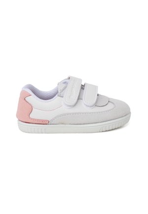 Witte sneaker met grijs en lichtroze suede accenten, dubbele klittenbandsluitingen, ronde neus en een gestructureerde rubberen zool.