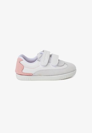 Witte sneaker met grijs en lichtroze suede accenten, dubbele klittenbandsluitingen, ronde neus en een gestructureerde rubberen zool.