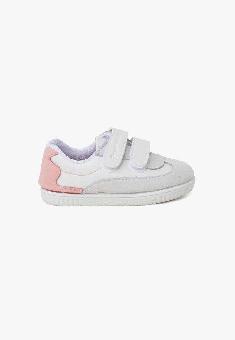 Adidași albi cu accente din piele de suede gri și roz deschis, cu două benzi Velcro, vârf rotunjit și talpă din cauciuc texturat.