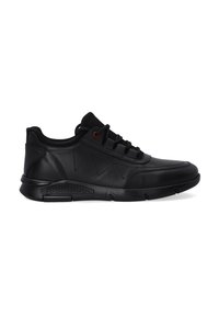 Schwarze Sneakers aus glattem Leder mit einer strukturierten Seitenfläche, ausgestattet mit einer Gummisohle, roten Ösen und einem schlichten Schnürdesign.