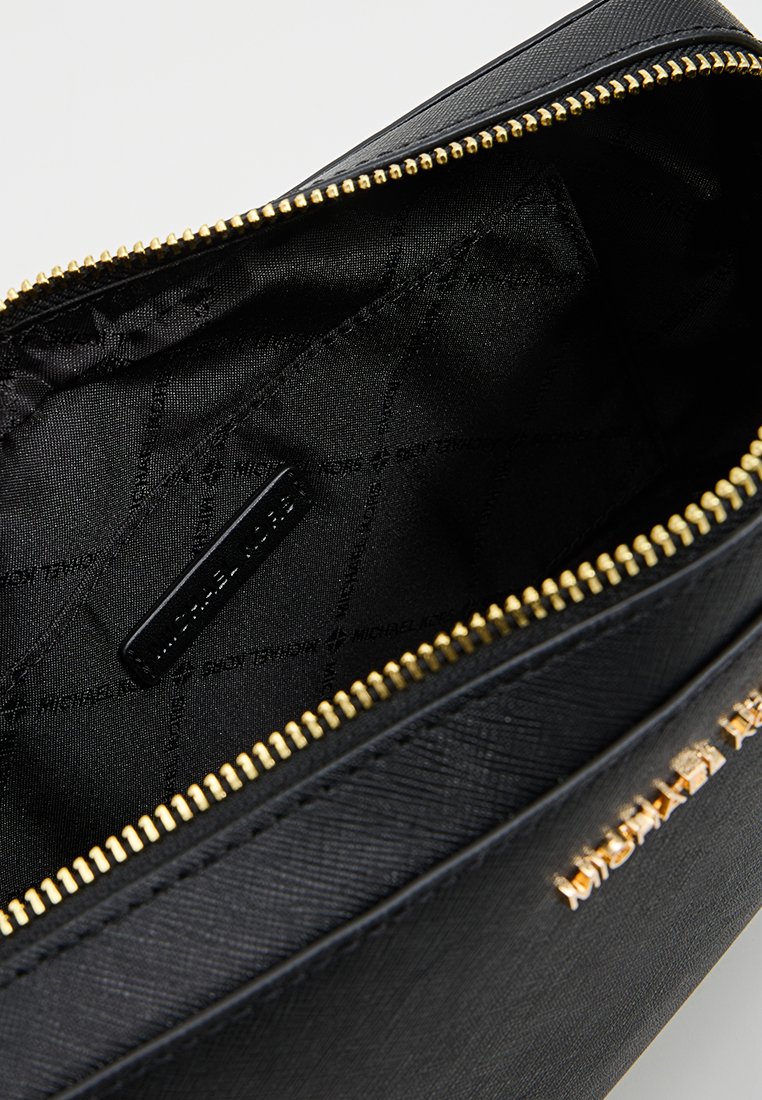 Czarna kieszonka na zamek błyskawiczny z złotym okuciem, posiadająca gładką teksturę Saffiano oraz czarne satynowe wnętrze z wzorem logo.