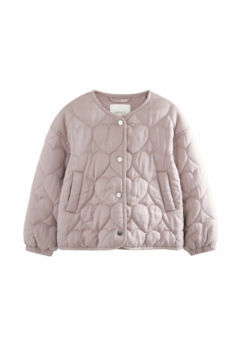 Chaqueta acolchada rosa con patrones en forma de corazón, cuello redondo, cierres a presión y puños elásticos. Cuenta con dos bolsillos laterales.