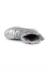 Botín de ankle acolchado en plata con una superficie texturizada, cordones elásticos, punta redonda y suela de goma blanca. Presenta un borde superior seguro y fruncido.