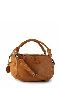 Tan leren handtas met een afgeronde vorm, ritsluiting, korte en verstelbare schouderriem, en een logopatch met een ankerontwerp.