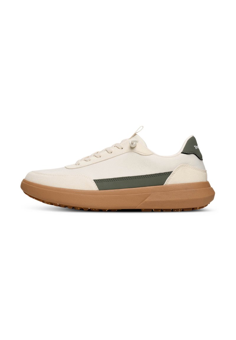 Sneaker in tela beige con dettagli verde oliva, suola in gomma, punta tonda e lacci rotondi. Presenta un tab sul tallone per una facile vestibilità.