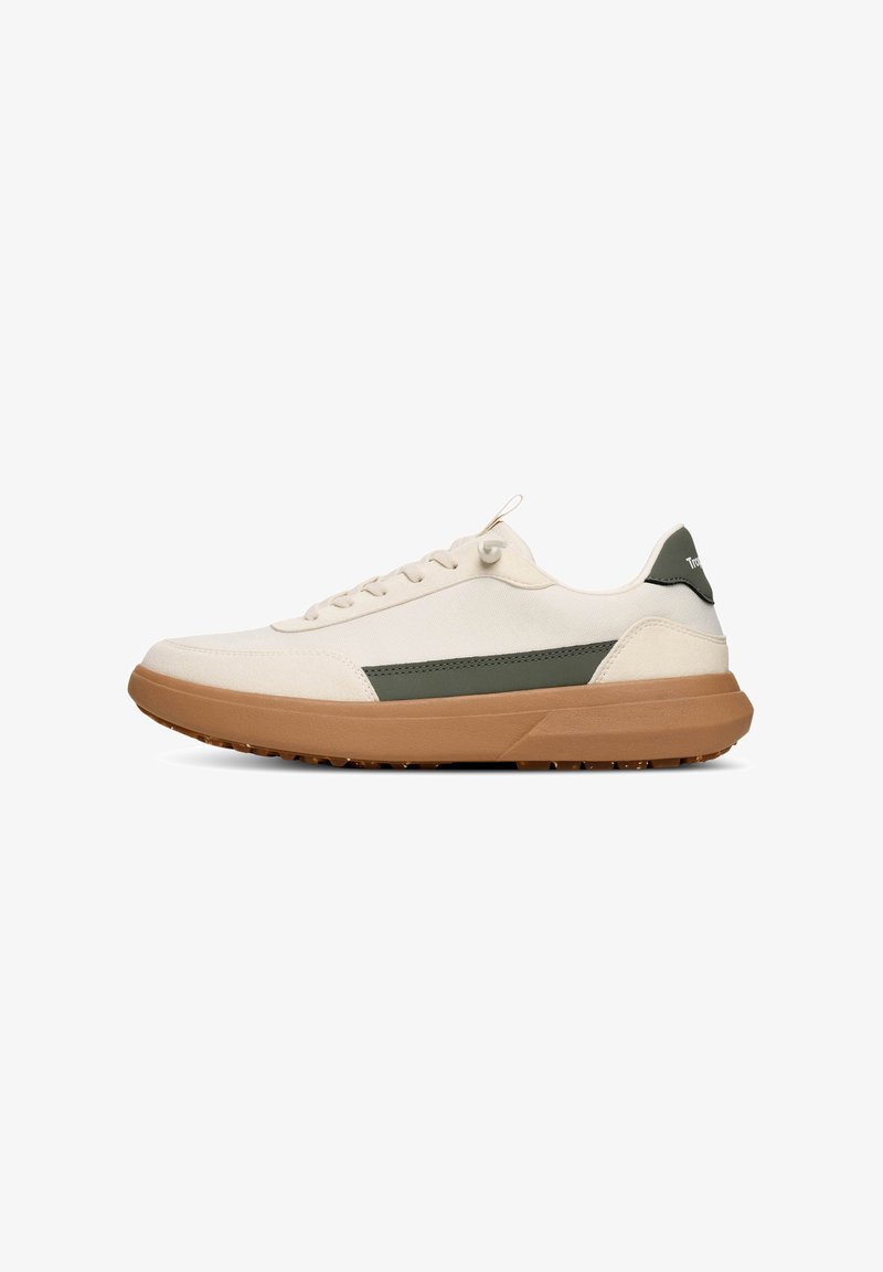 Sneaker in tela beige con dettagli verde oliva, suola in gomma, punta tonda e lacci rotondi. Presenta un tab sul tallone per una facile vestibilità.