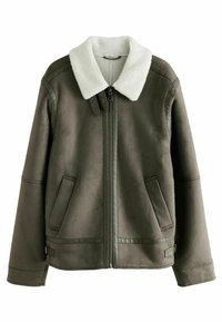 Chaqueta de piel sintética color verde oliva con un cuello de borreguillo blanco. Presenta un cierre frontal, dos bolsillos laterales y una textura suave.