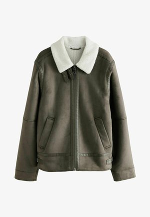 Veste en simili cuir vert olive avec un col en shearling blanc. Dotée d'une fermeture éclair à l'avant, de deux poches latérales et d'une texture lisse.